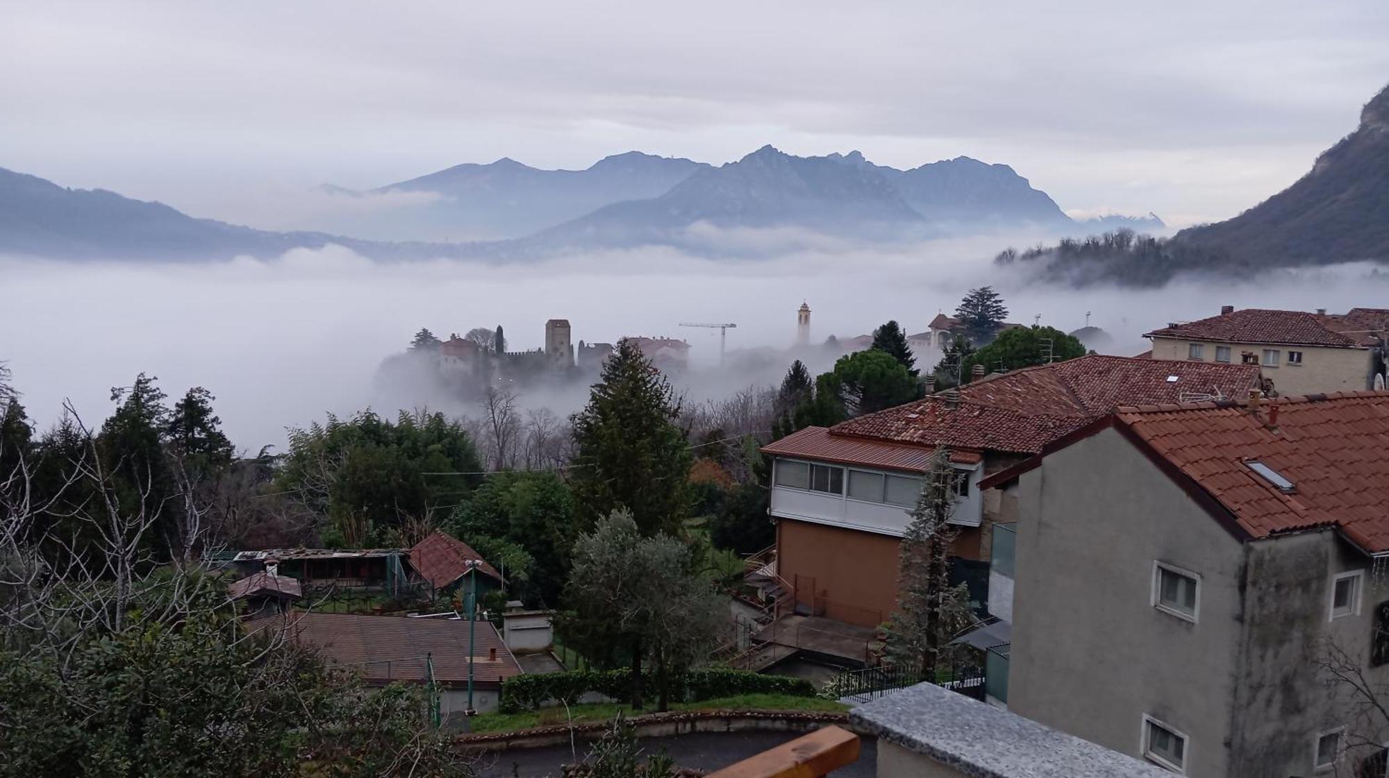 La Dimora Dei Due Laghi Bed & Breakfast Calolziocorte Bagian luar foto